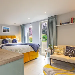 Stylish Studio-walk To Windsor/eton/thames With Car Park Apartment Datchet
